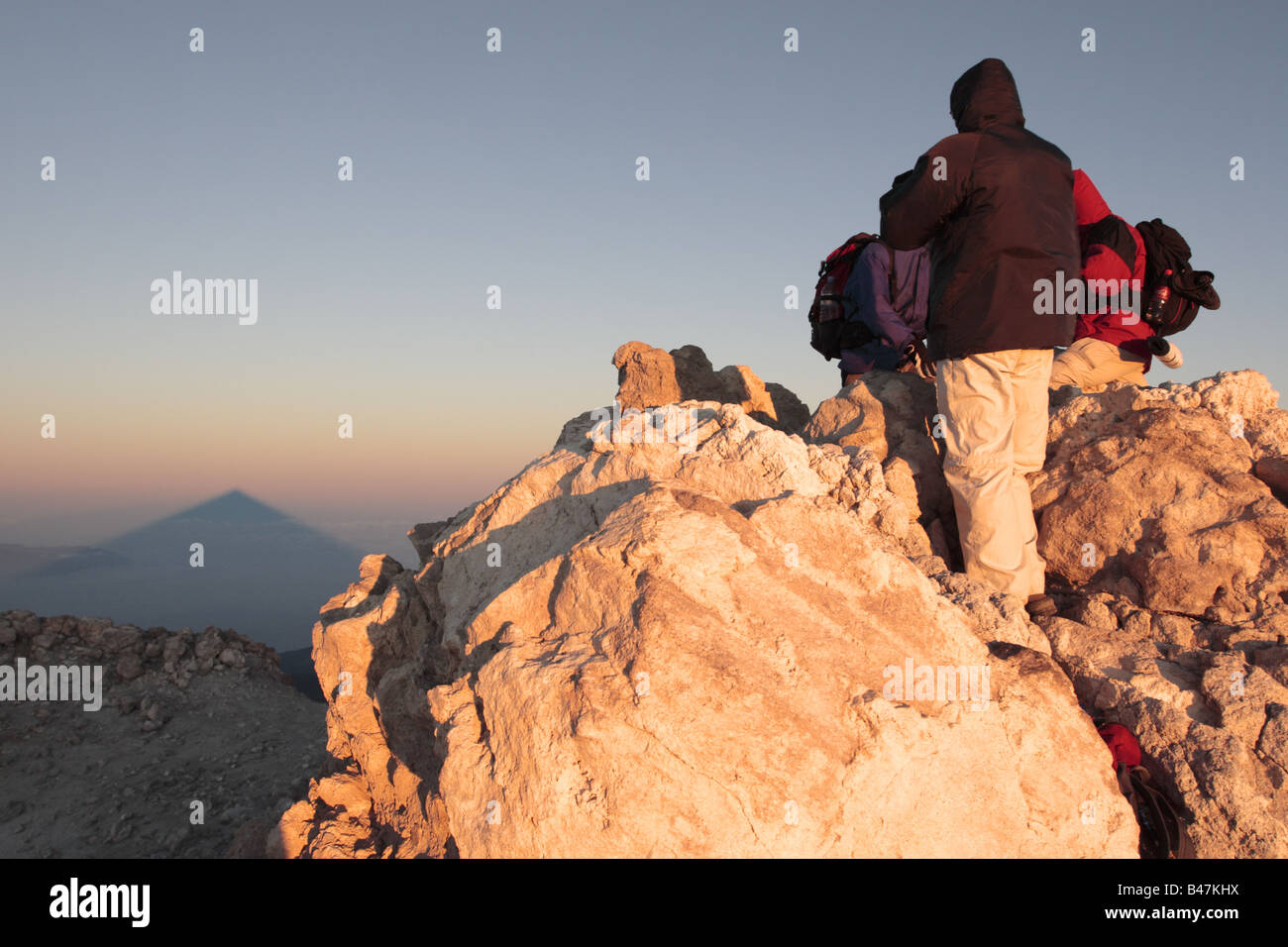 Bergsteiger auf dem Gipfel beobachten einen dreieckigen Schatten geworfen West um Mount Teide 3817 Meter über dem Meeresspiegel in der Morgendämmerung, Teneriffa Stockfoto