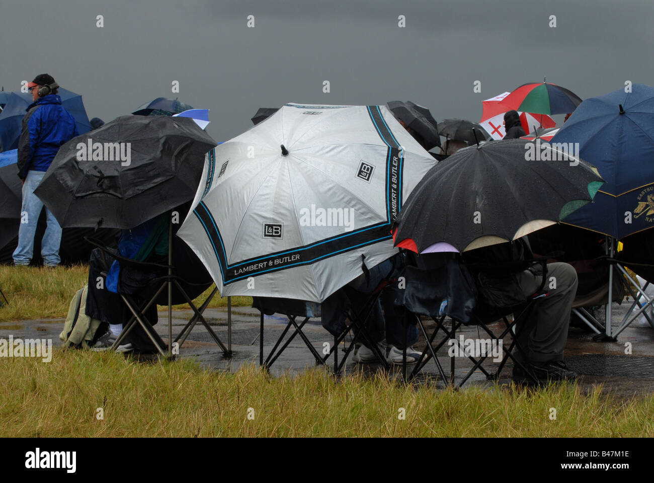 Zuschauer bei Royal International Air Tattoo RAf Fairford Gloucestershire versucht, bei Regen trocken zu halten Stockfoto