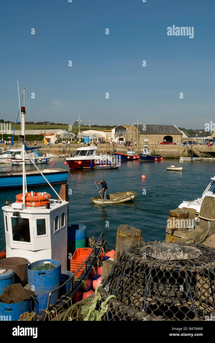 Angeln, Boote und Freizeit Handwerk in West Bay Harbour, Bridport, Dorset, England, UK Stockfoto
