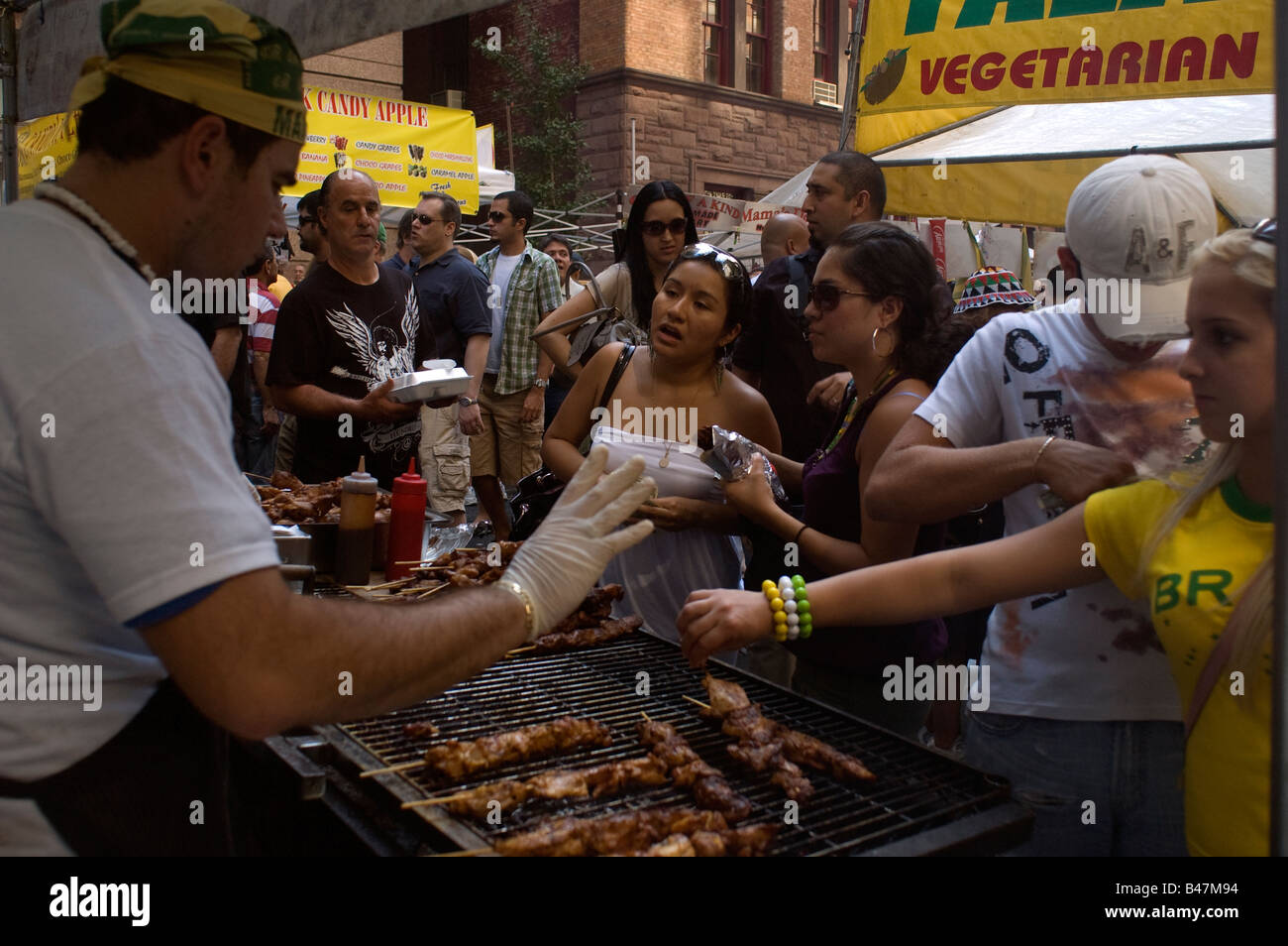 Leute kaufen Fleisch am Spieß am 24. jährlichen Brasilien-Tag-Festival in Little Brazil in New York Stockfoto
