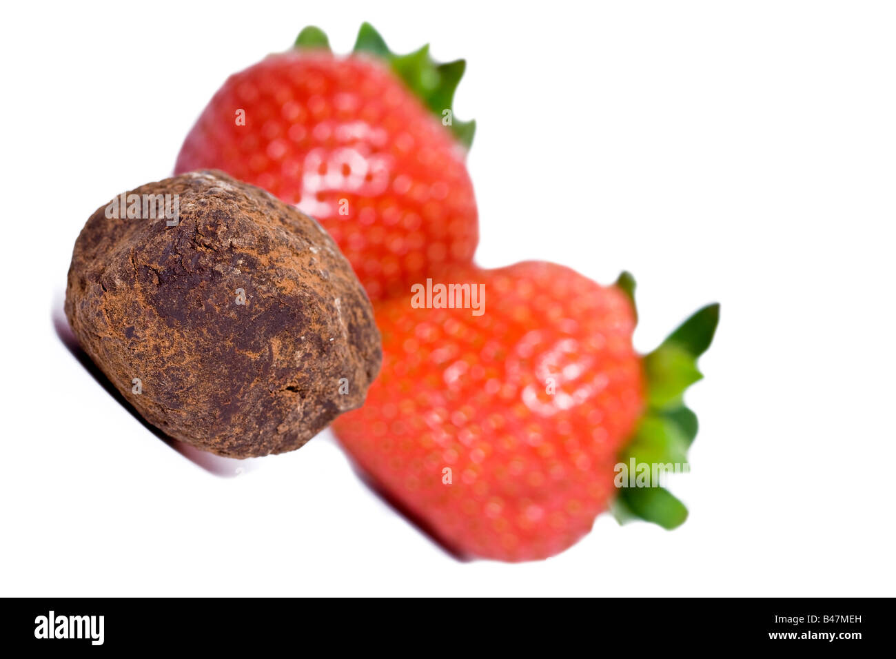 Erdbeeren und Schokolade Trüffel auf weißem Hintergrund Stockfoto