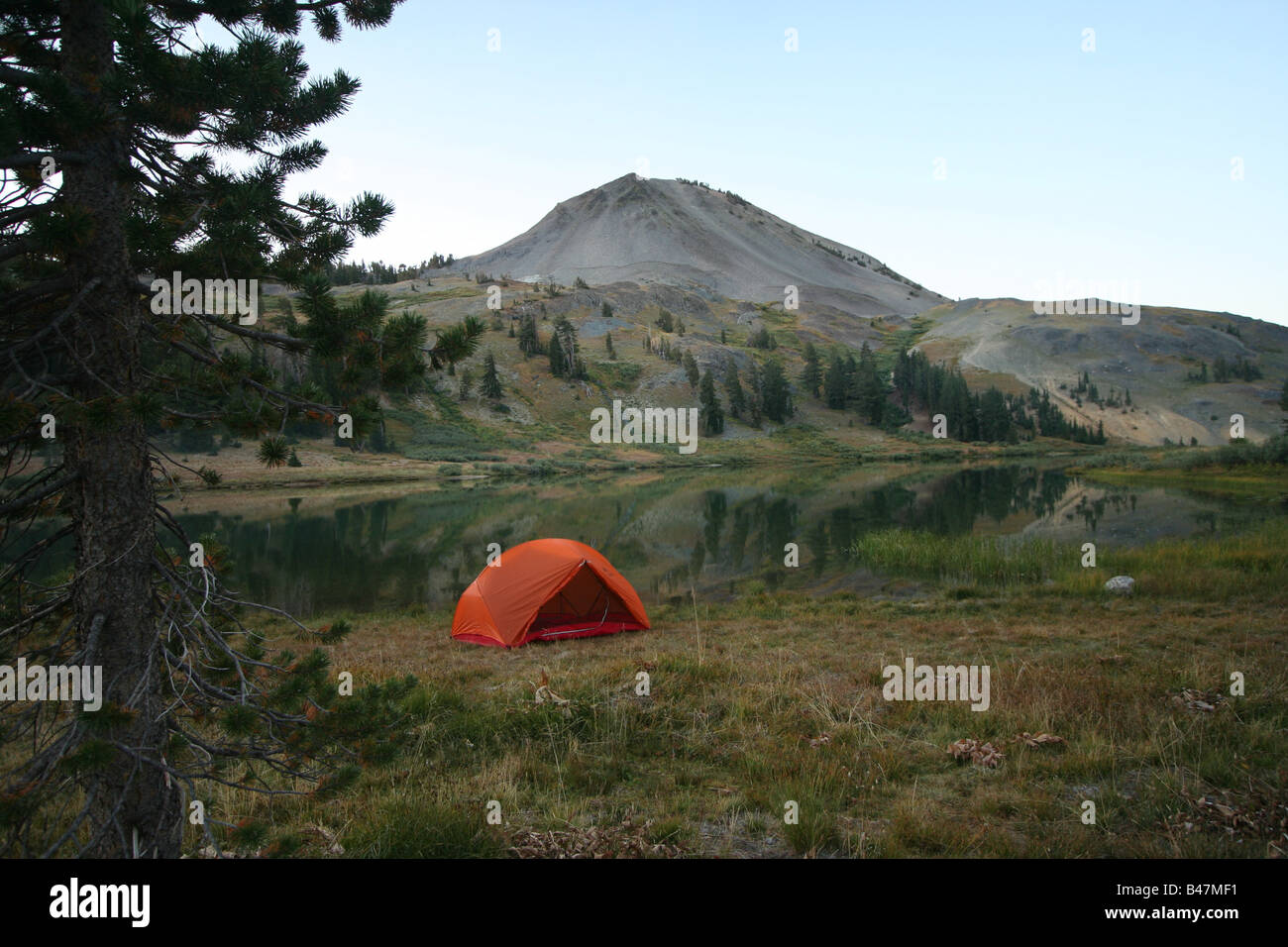Zelt am Ufer des unteren Highland Lake in der Nähe der Carson-Eisberg-Wildnis in der Sierra Nevada von Kalifornien, Hiram Blick hinter Stockfoto