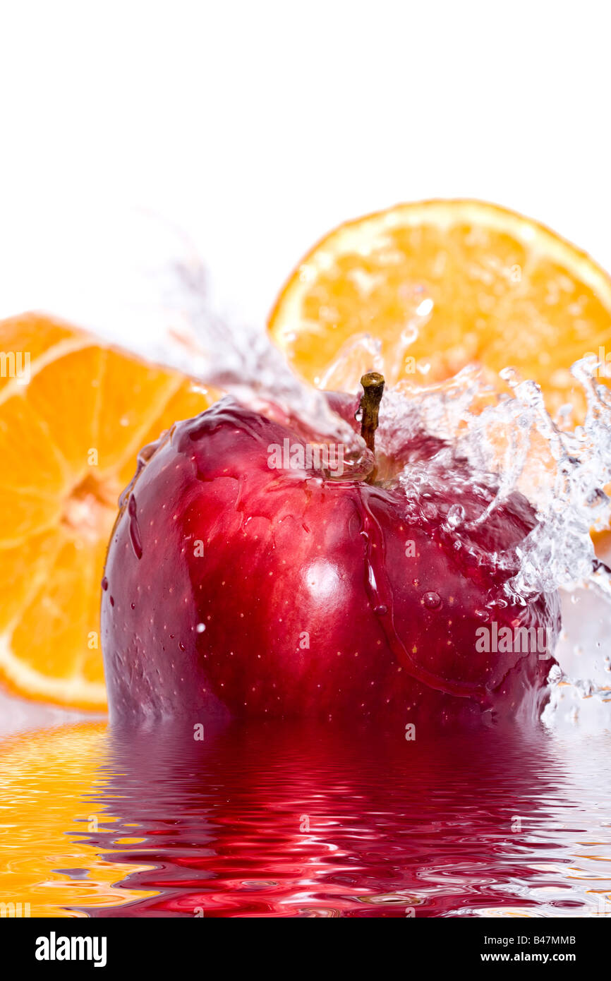 Spritzwasser nach unten auf einen Apfel und orange Stockfoto
