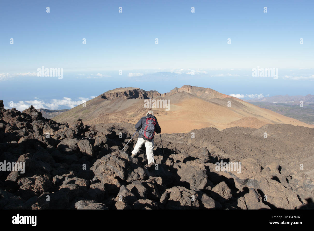 Eine Gehhilfe, die Verhandlungen über die Traverse über ein Magma-Feld zum Jahresbeginn die Wanderroute von Teide nach unten über die Pico Viejo, Teneriffa Stockfoto