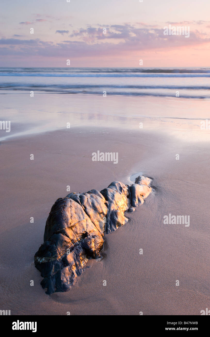 Fels und Sand bei Sonnenuntergang Sandymouth Bay Cornwall England Stockfoto