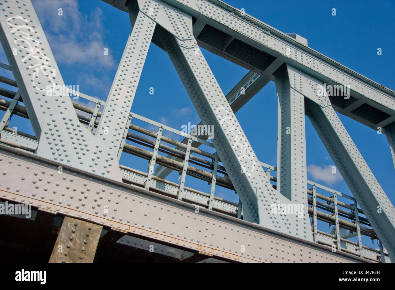 Eine Ansicht von unten eine eiserne Brücke überspannt über den Grand Union Canal West London England UK Stockfoto