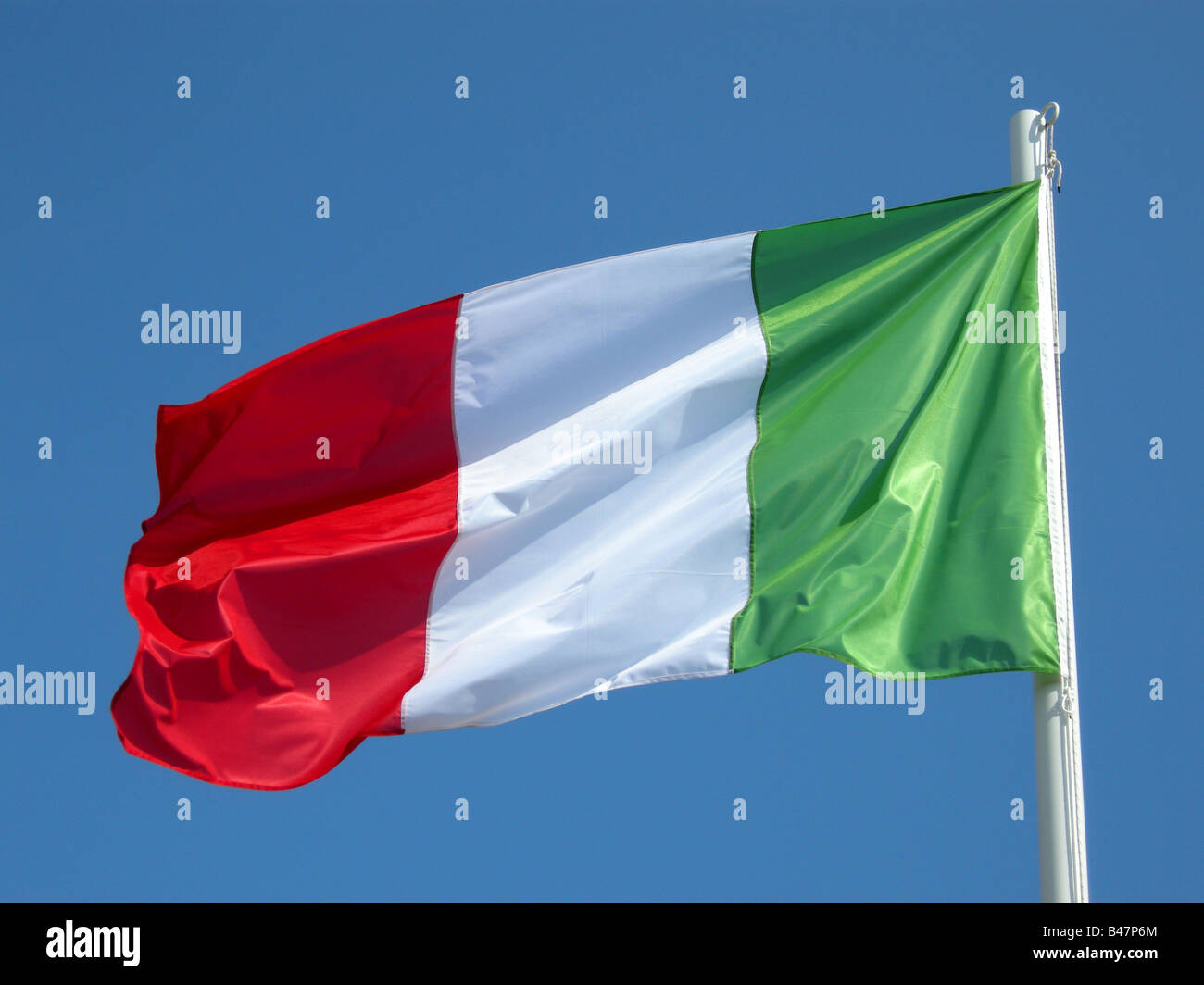 Italienische Flagge vor einem blauen Himmel Stockfoto