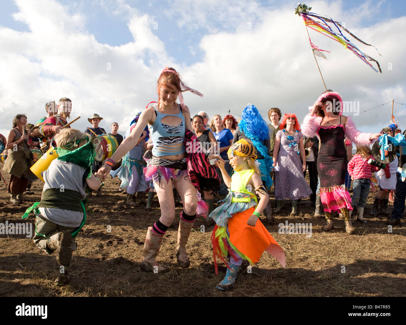 Hippie-Frau und die Kinder spielen an der keltischen Blue Music Festival Pembrokeshire Wales UK Stockfoto