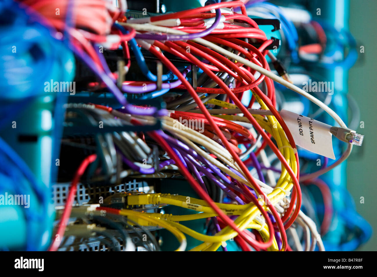 Computerkabel angeschlossen – Netzwerk- und ethernet-Netzwerkkabel in einem Server-Rack in einem Rechenzentrum Stockfoto