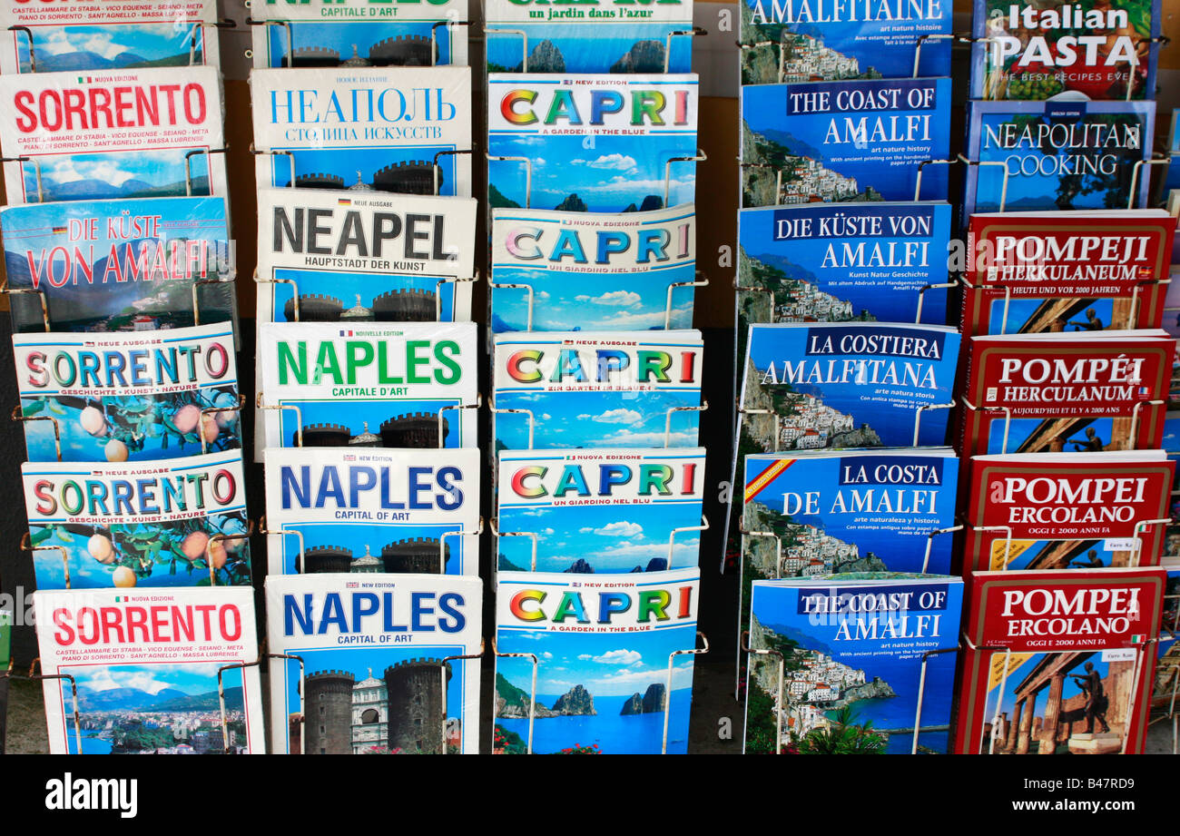 Italienische Reiseführer zum Verkauf in Positano an der Amalfi-Küste in Süditalien Stockfoto