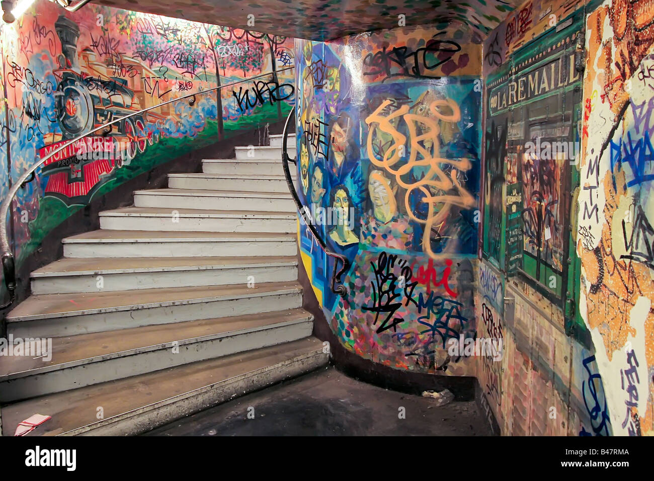 Graffiti an der Wand einer Metro-station Paris Stockfoto