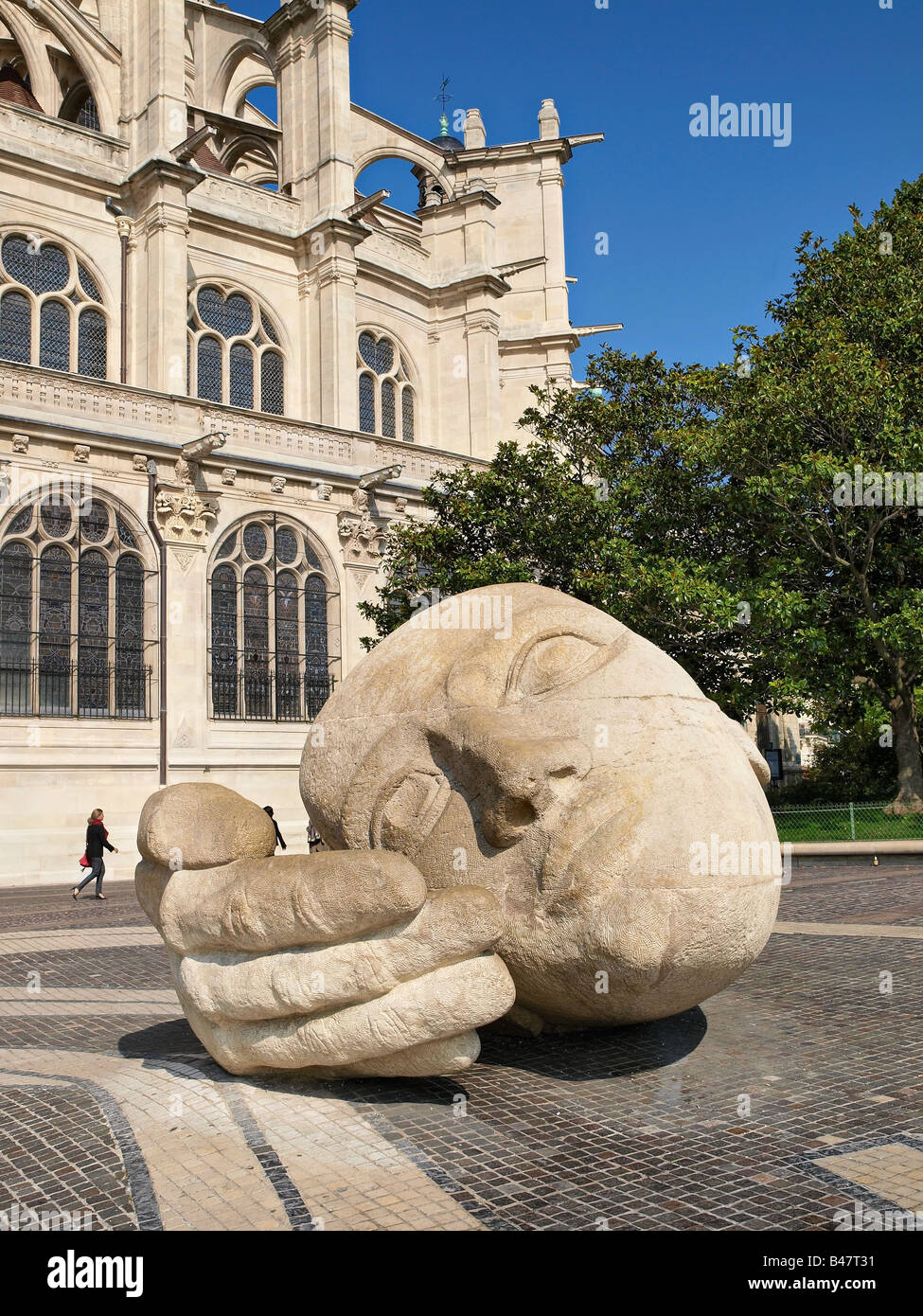Skulptur vor der Kirche St. Eustache, Paris, Frankreich. Stockfoto