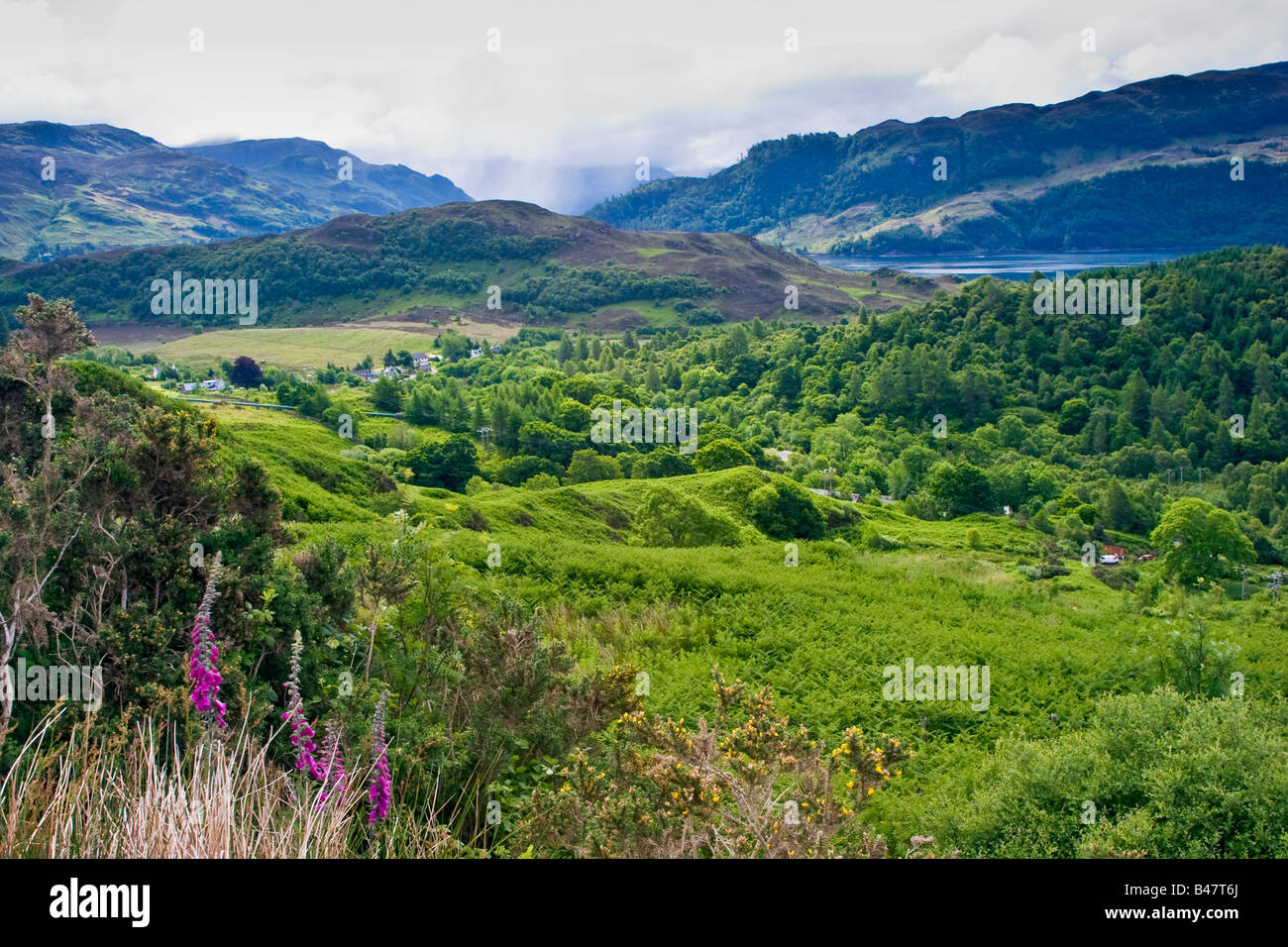 Sicht auf das A890 in der Nähe von Auchtertyre in Richtung Loch Long, Highlands Schottland Großbritannien Großbritannien Großbritannien 2008 Stockfoto