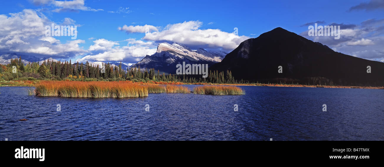 Mount Rundle und Vermillion Seen, Nationalparks Banff-Jasper, Alberta, Kanada Stockfoto
