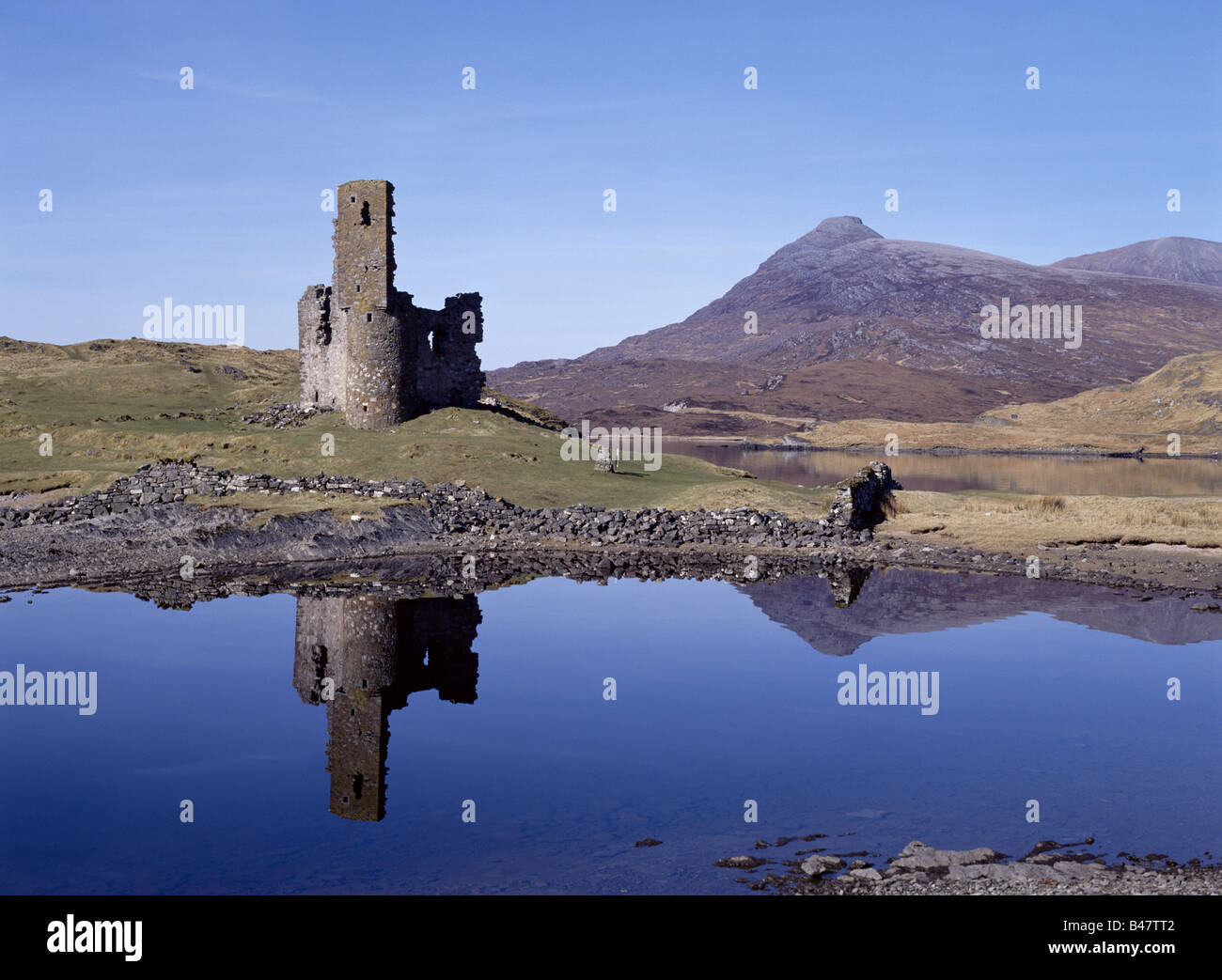 dh Ardvreck Castle LOCH ASSYNT SUTHERLAND Scottish Ruin Highland Quinag Mountain Highlands Schottland historische Nordküste 500 Stockfoto
