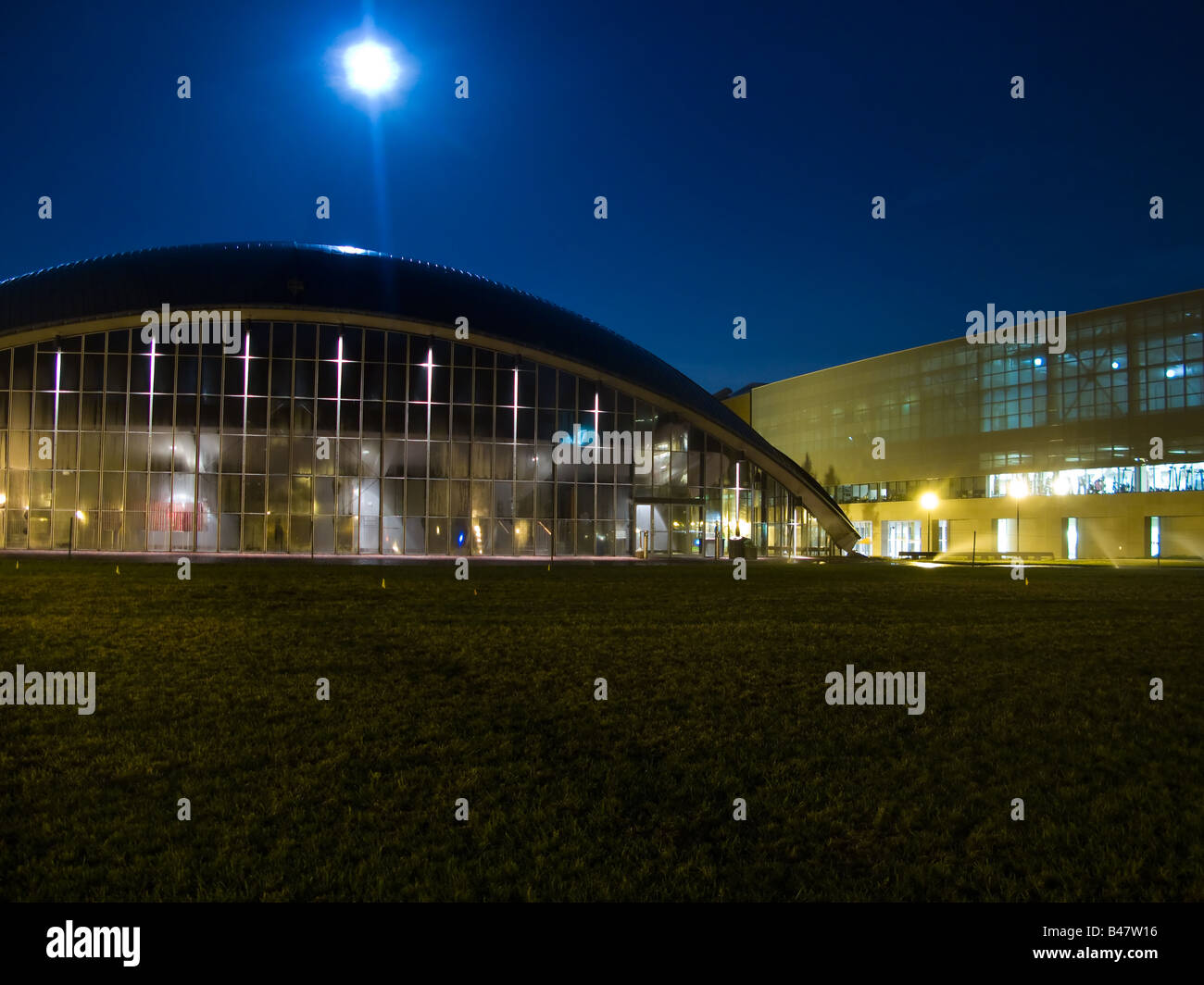 Kresge Auditorium und Zesiger Sport- und Fitness-Center sichtbar bei Vollmond am Massachusetts Institut of Technologie Stockfoto