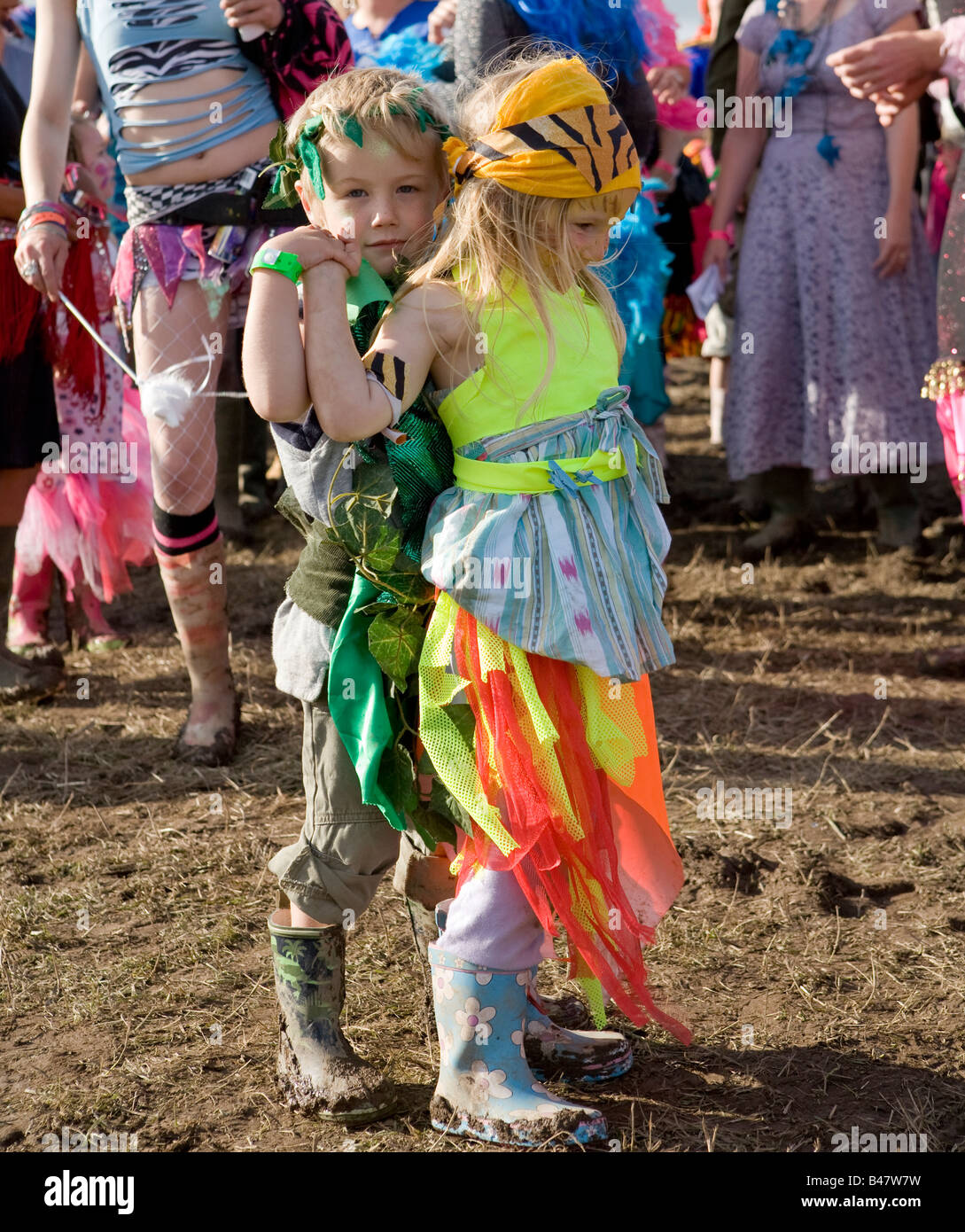Kinder spielen auf der Celtic blau Musik Festival Pembrokeshire Wales UK Stockfoto