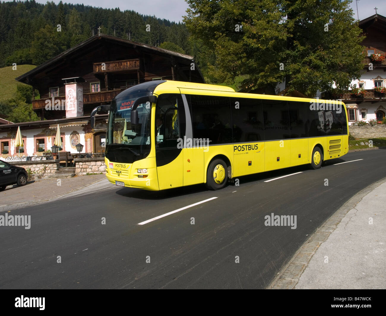 Eine gelbe Postauto in Oberau Österreich Stockfoto
