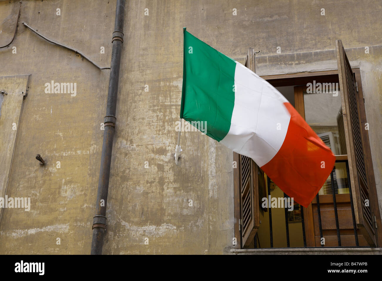 Italienische Fahne flattert auf Gebäude Stockfoto