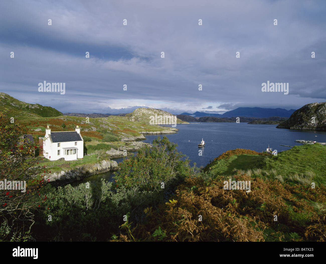 Dh Loch Laxford Highlands Cottage Fanagmore Sutherland White House Black Storm Clouds Highland Schottland Isolation Kuste Meer Isoliert Stockfotografie Alamy