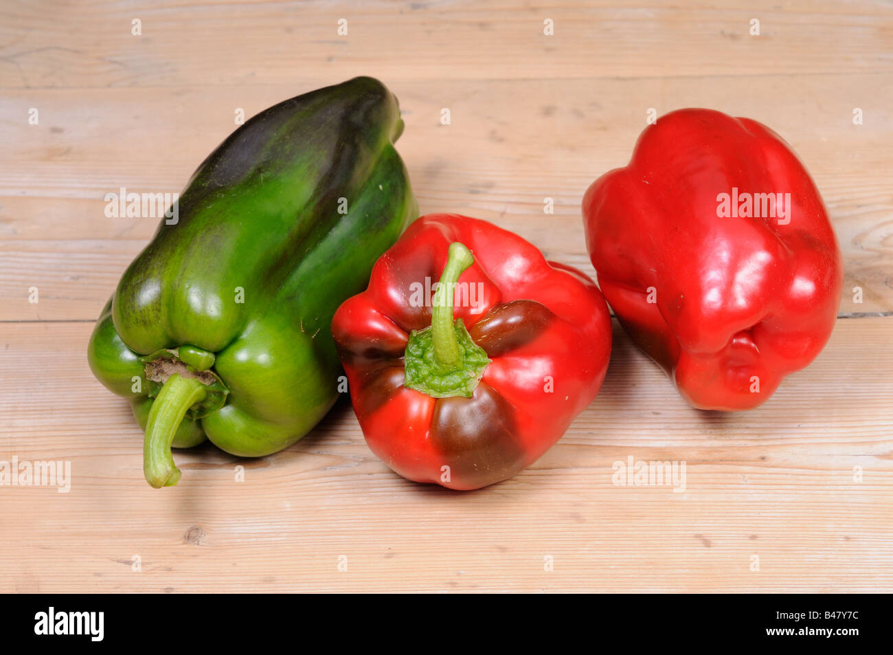 Drei nahm frisch nach Hause angebauten Bio Paprika auf rustikale Küche Tisch UK September Stockfoto