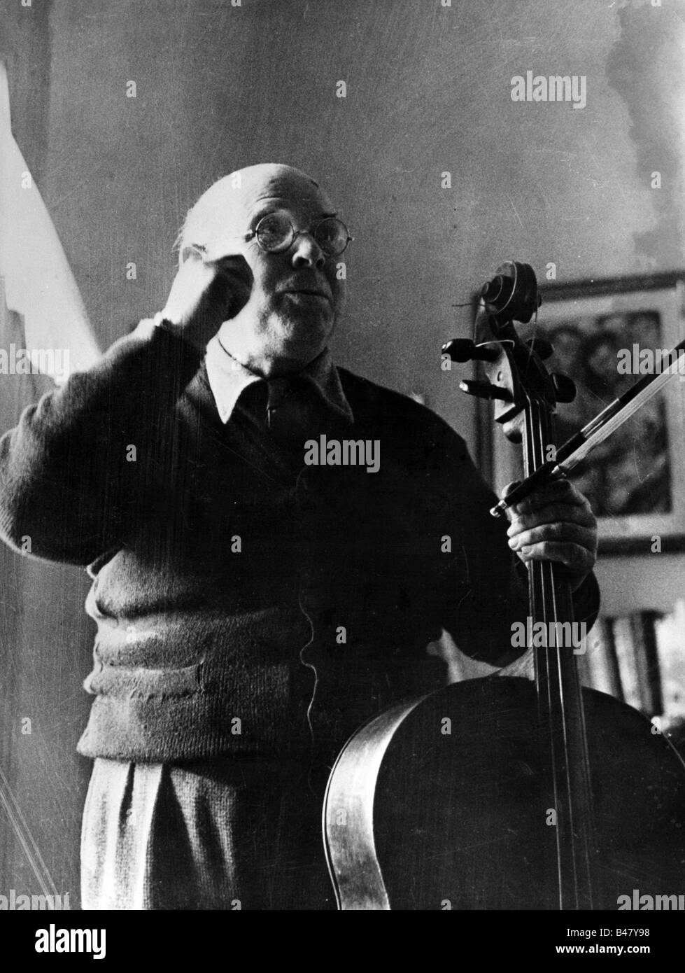 Casals, Pablo, 29.12.1876 - 22.10.1973, spanischer Musiker (Cello) & Komponist, mit Cello, Prades, Frankreich, 1956, 20. Jahrhundert, Musik, Stockfoto