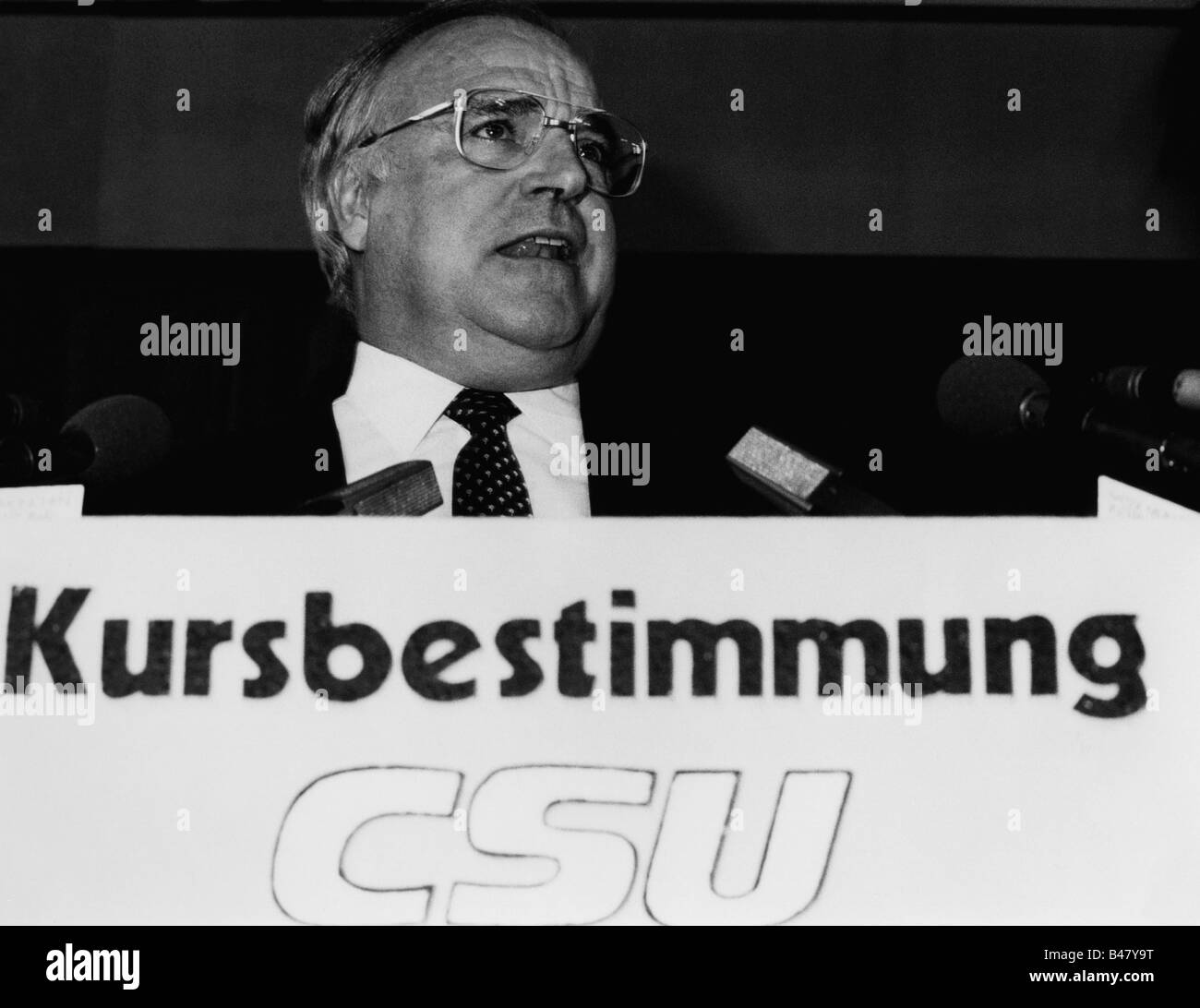 Kohl, Helmut, * 3.4.1930, deutscher Politiker (CDU), Bundeskanzler von Deutschland 1982 - 1998, halbe Länge, Rede auf der Parteikonferenz der CSU, München, 6.3.1983, Stockfoto