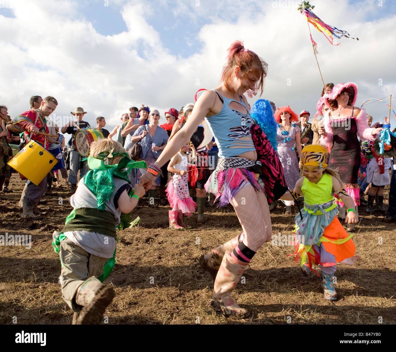 Hippie-Frau und die Kinder spielen an der keltischen Blue Music Festival Pembrokeshire Wales UK Stockfoto