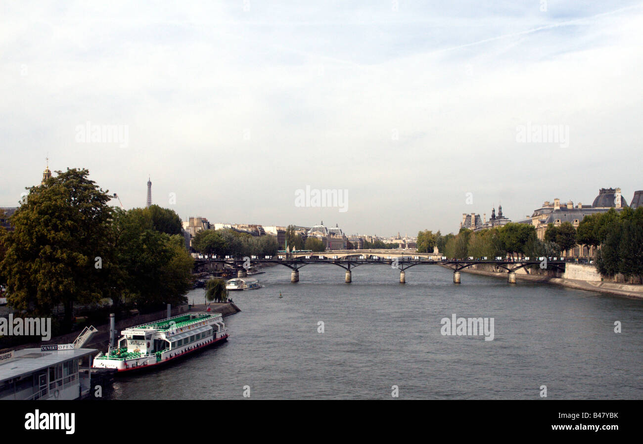 Fluss-Boote auf der Seine Stockfoto