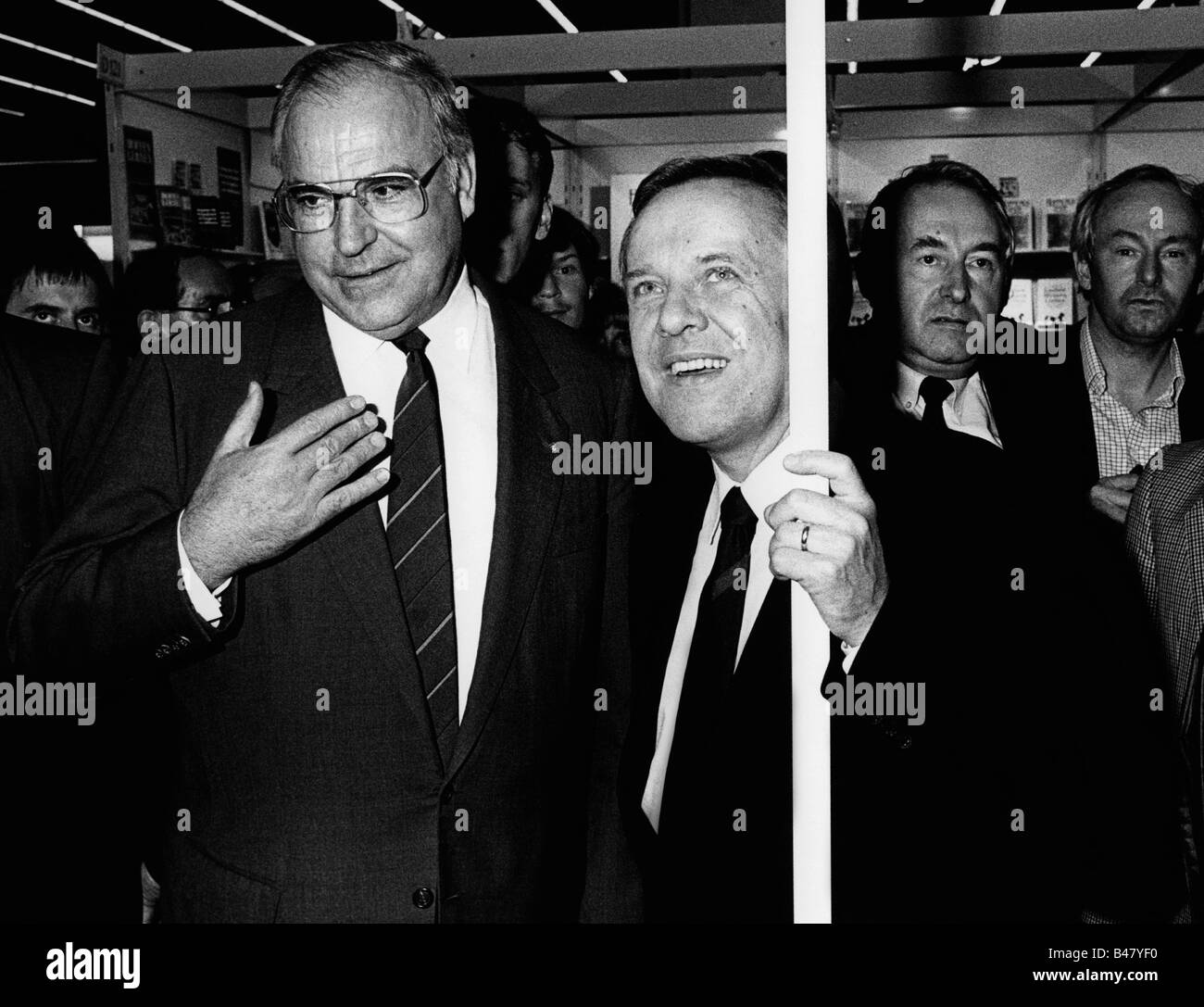 Kohl, Helmut, * 3.4.1930, deutscher Politiker (CDU), Kanzler von Deutschland 1982 - 1998, halbe Länge, mit Walter Wallmann, Bürgermeister von Frankfurt am Main, Buchmesse, Oktober 1985, Stockfoto
