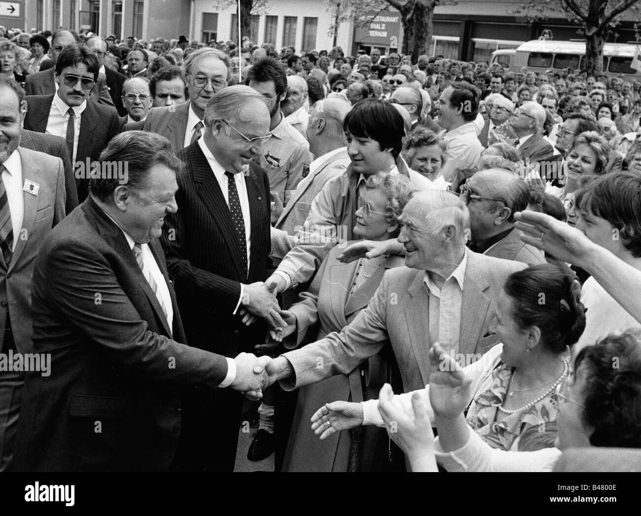 Kohl, Helmut, * 3.4.1930, deutscher Politiker (CDU), Kanzler von Deutschland 1982 - 1998, mit Franz Josef Strauß, Sudentendeutscher Tag, München, 18.5.1986, Stockfoto