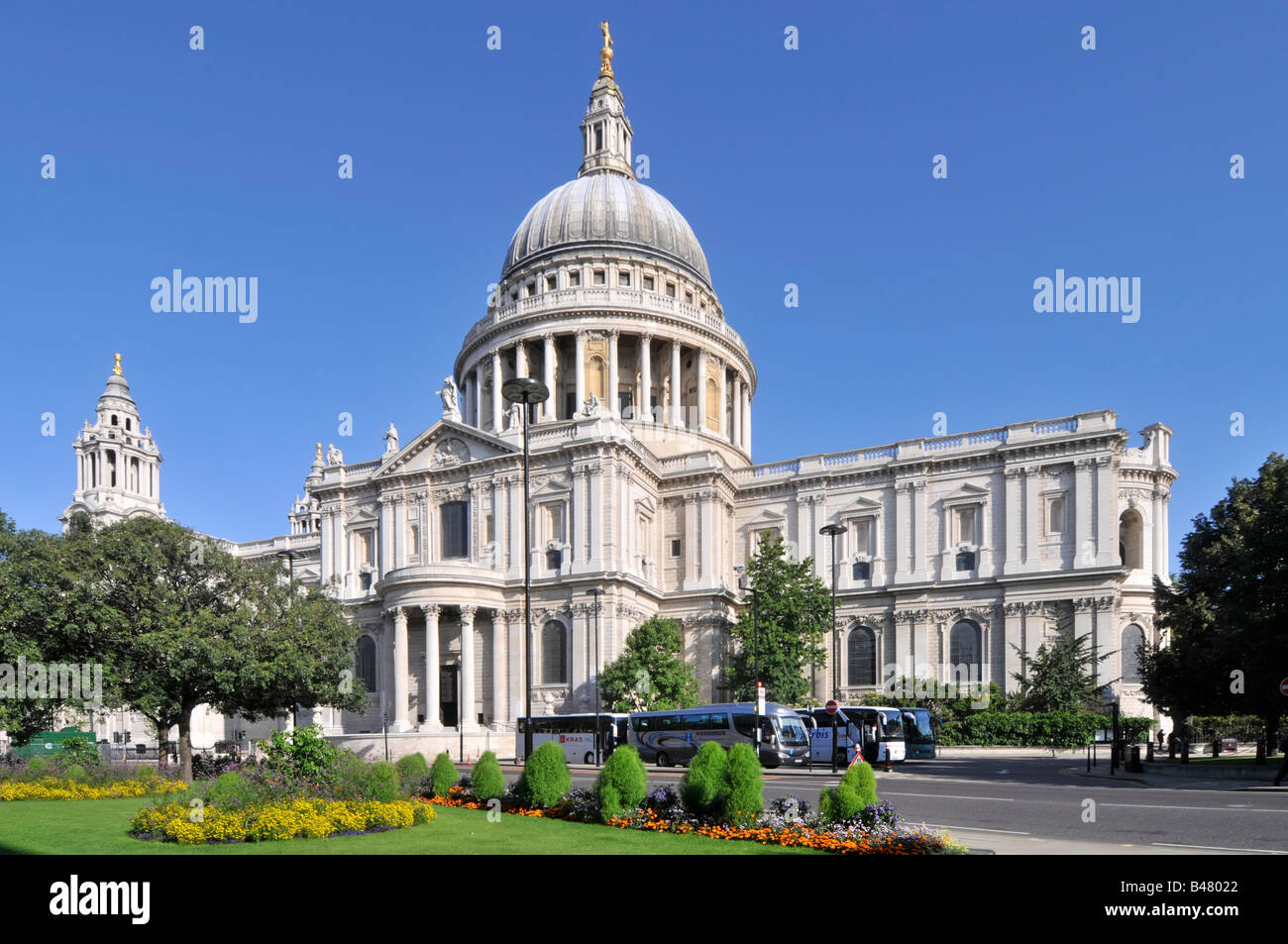 St Pauls Cathedral London mit Touristen Sightseeing Bus Busse außerhalb dieses ikonische London Sir Christopher Wren Touristenattraktion geparkt Stockfoto