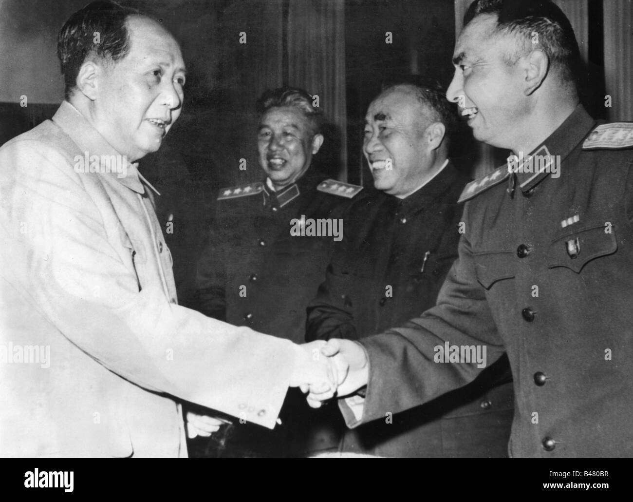 Mao Zedong, 26.12.1893 - 9.9.1976, chinesischer Politiker, Vorsitzender der Volksrepublik China 1.10.1949 - 9.9.1976, mit einer Delegation der Volksbefreiungsarmee, Peking, 5.11.1958, Oberster Befehlshaber General Yang Yung, Stockfoto