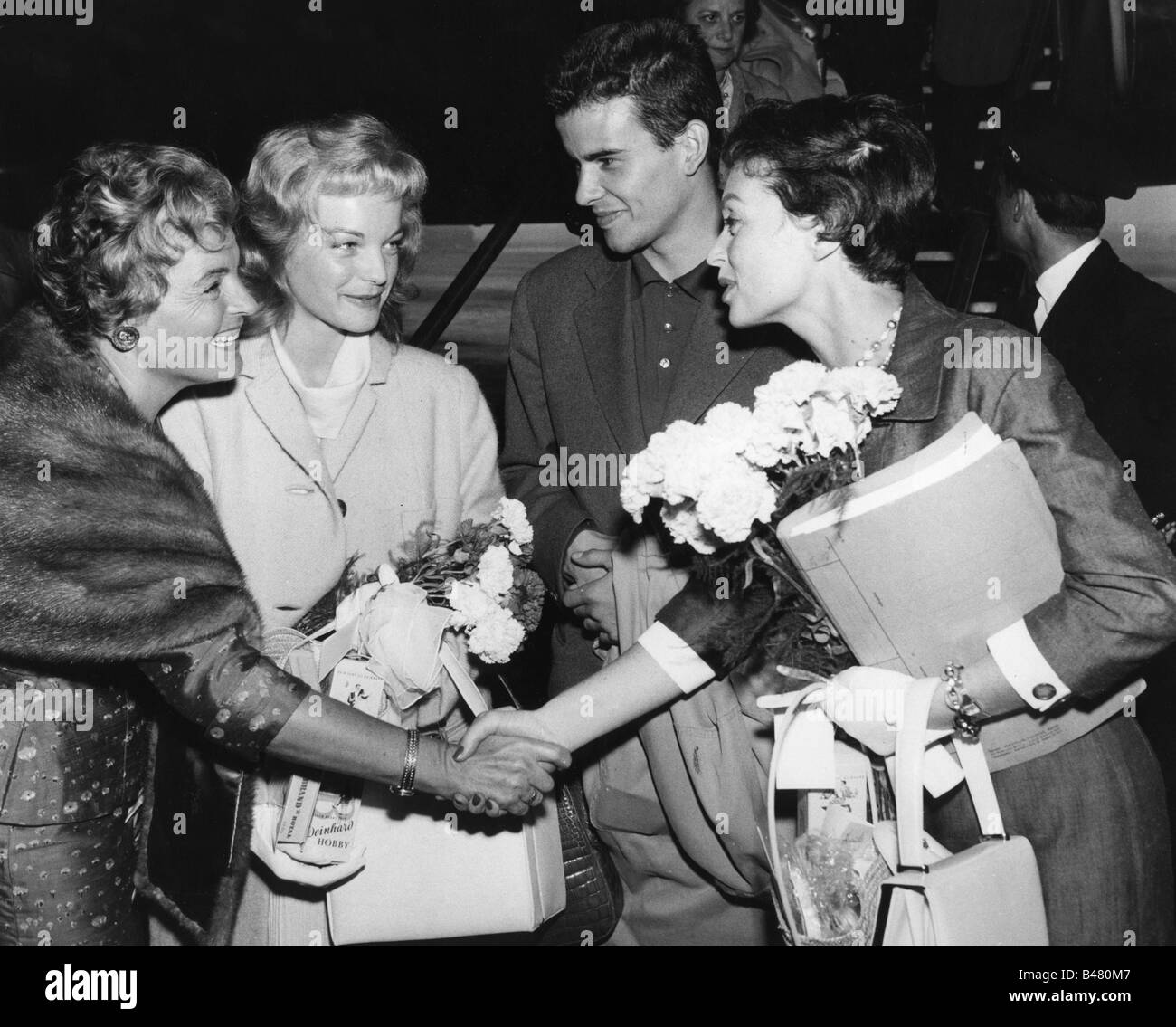 Schneider, Romy, 23.9.1938 - 29.5.1982, deutsche Schauspielerin, halbe Länge, mit Mutter Magda Schneider, Horst Buchholz und Lilli Palmer, 1950er Jahre, Stockfoto