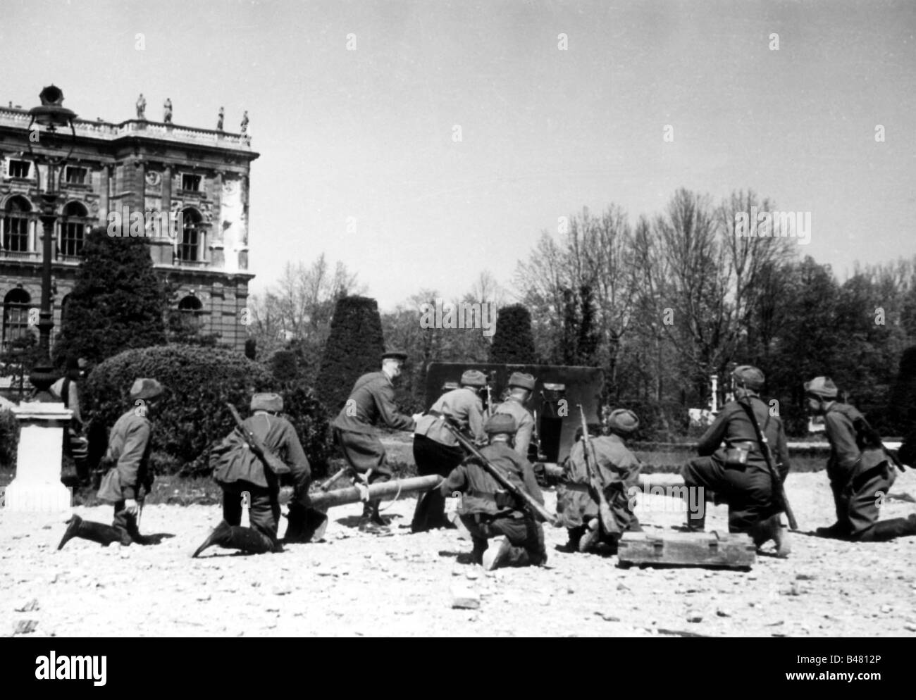 Veranstaltungen, Zweiter Weltkrieg / 2. Weltkrieg, Österreich, Ende des Krieges, Wien 1945, sowjetischen Soldaten mit Panzerabwehrkanone am Maria-Theresia-Platz, Propagandafoto, wiederversetzte Szene, Stockfoto