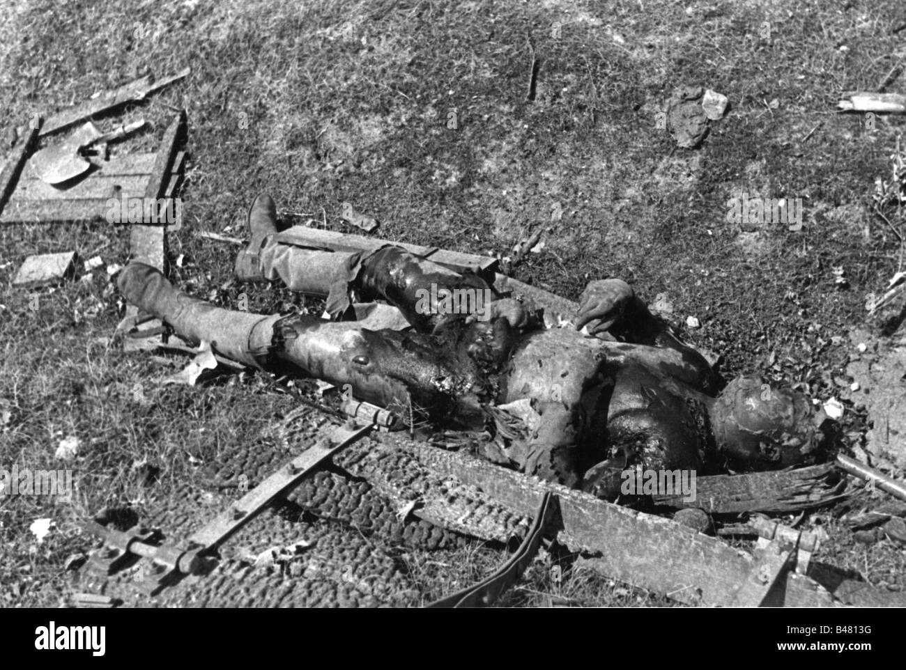 Ereignisse, Zweiter Weltkrieg/zweiter Weltkrieg, Russland 1941, Sowjetzäule nach deutschem luftangriff zwischen Bialystok und Vaukavysk, verbrannter Soldat der Sowjetunion, Juli 1941, Stockfoto