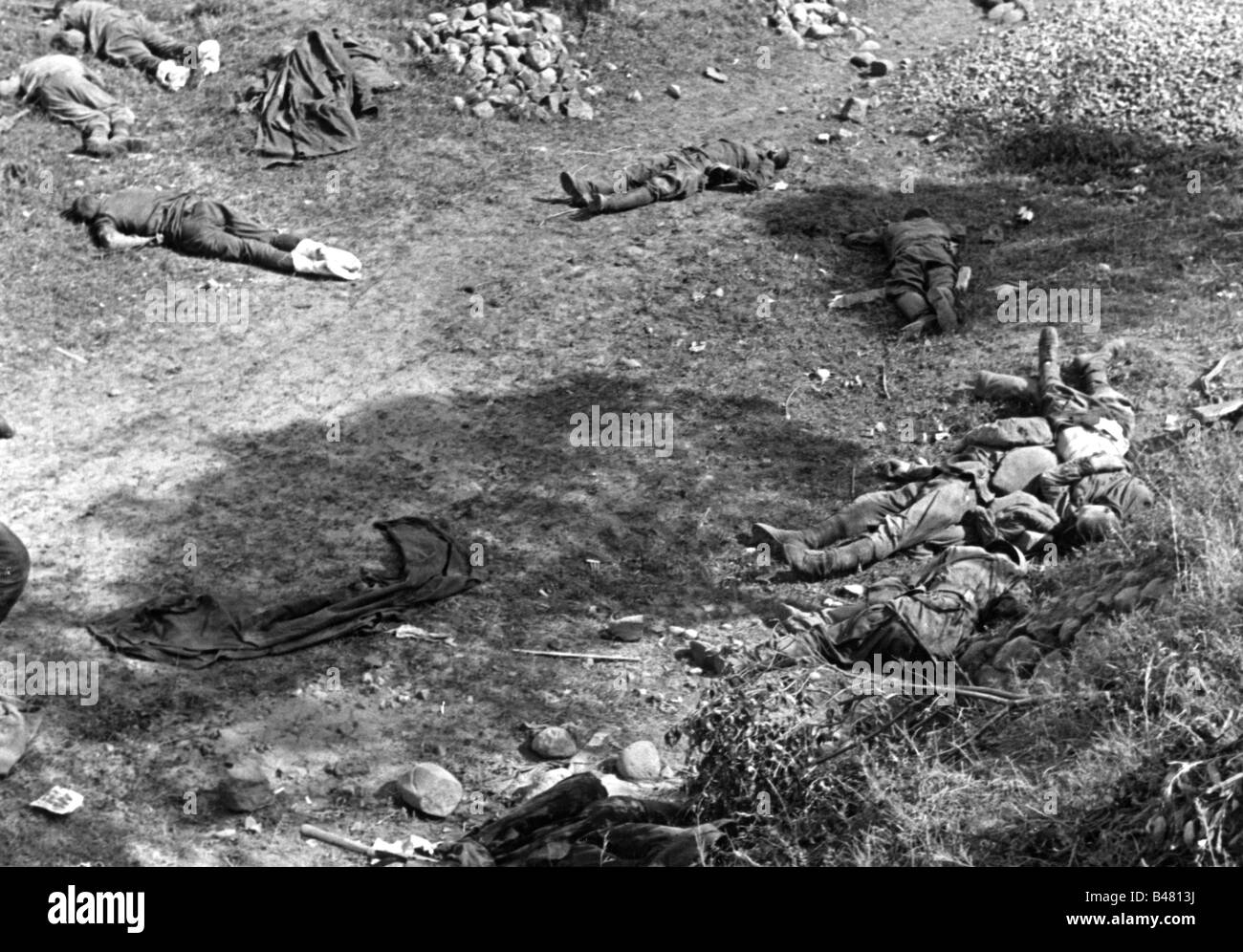Ereignisse, Zweiter Weltkrieg/zweiter Weltkrieg, Russland 1941, Kolonne der Sowjetunion nach dem deutschen luftangriff zwischen Bialystok und Vaukavysk, tote Soldaten der Sowjetunion, Juli 1941, Stockfoto