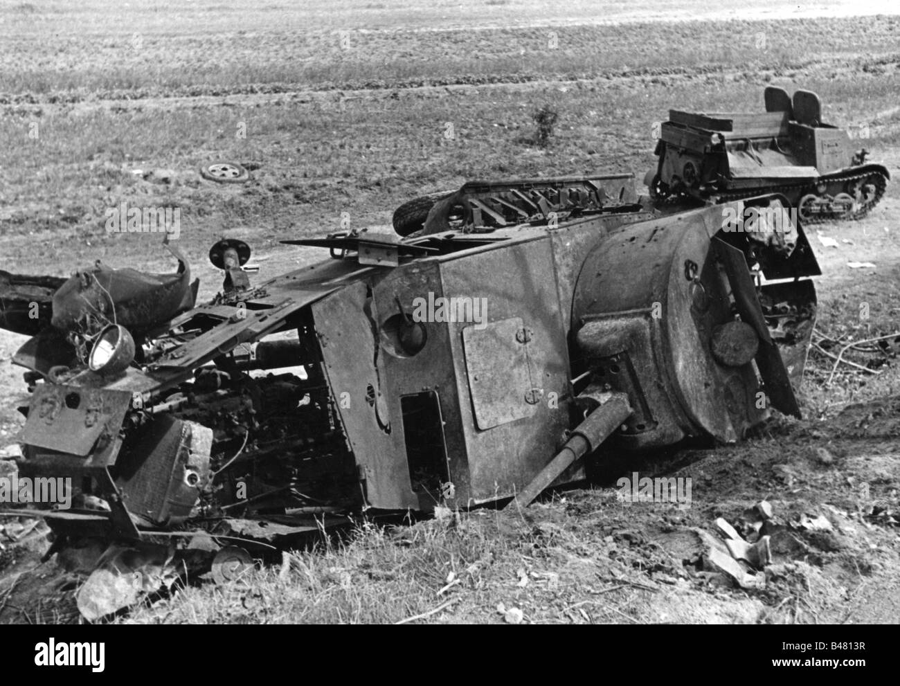 Ereignisse, Zweiter Weltkrieg/zweiter Weltkrieg, Russland 1941, Sowjetzäule nach deutschem luftangriff zwischen Bialystok und Vaukavysk, zerstörte gepanzertes Auto BA-10, Juli 1941, Stockfoto