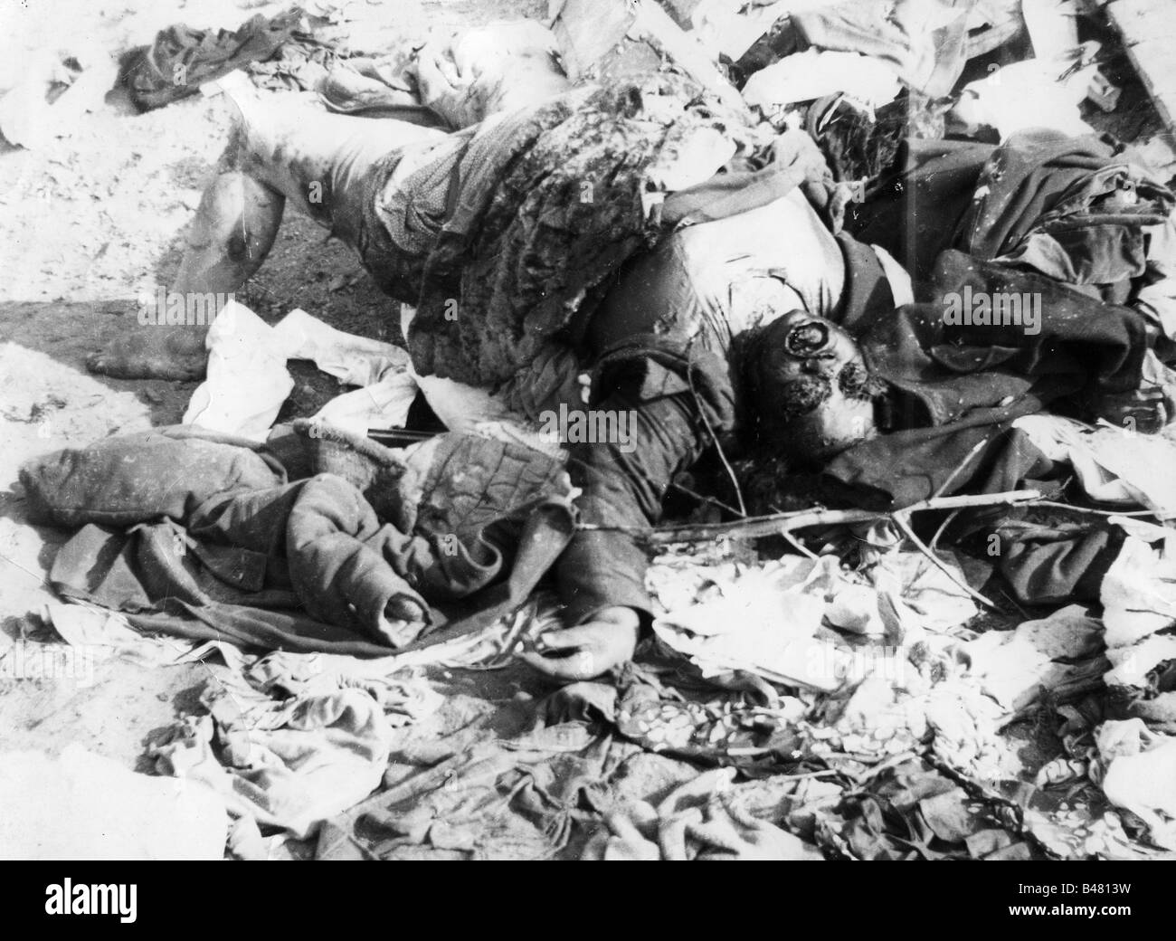 Ereignisse, Zweiter Weltkrieg/zweiter Weltkrieg, Russland 1941, Kolonne der Sowjetunion nach dem deutschen luftangriff zwischen Bialystok und Vaukavysk, Leiche einer Frau, Juli 1941, Stockfoto