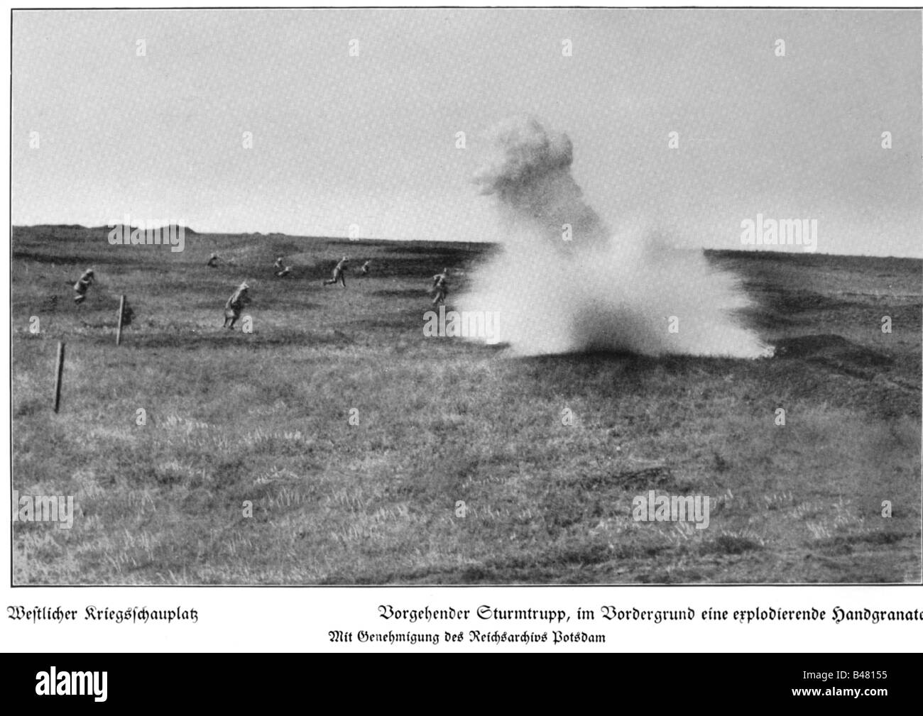 Ereignisse, Erster Weltkrieg/erster Weltkrieg, Westfront, vorrückende deutsche Sturmmannschaft, explodierende Handgranate im Vordergrund, Frankreich, 1918, Stockfoto