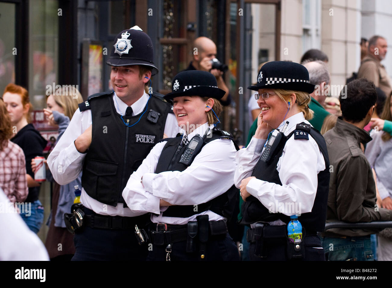 London, Notting Hill Carnival Parade, ziemlich lächelnd glückliche junge Met oder Metropolitan Polizistinnen & Polizist genießen Festzug Stockfoto