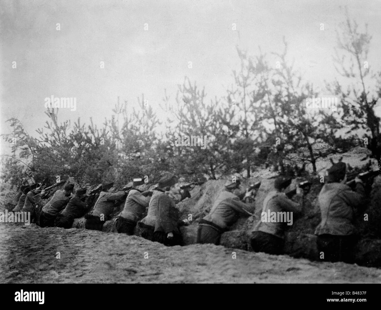 Veranstaltungen, Erster Weltkrieg/erster Weltkrieg, Ostfront, ungarische Husaren in einem Dugout, wahrscheinlich Südpolen, 1914, Stockfoto
