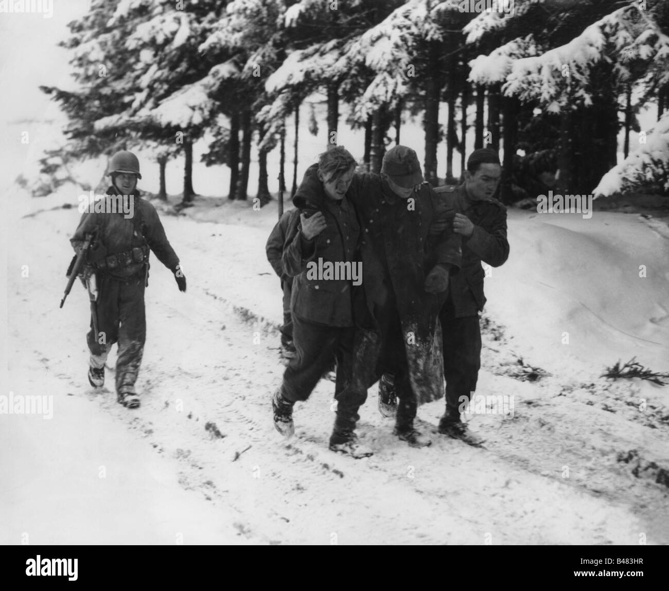 Ereignisse, Zweiter Weltkrieg/Zweiter Weltkrieg, Belgien, Schlacht am Bulge, alliierter Gegenangriff, gefangengenommene deutsche Soldaten, in der Nähe von Bastogne, 10.1.1945, Stockfoto