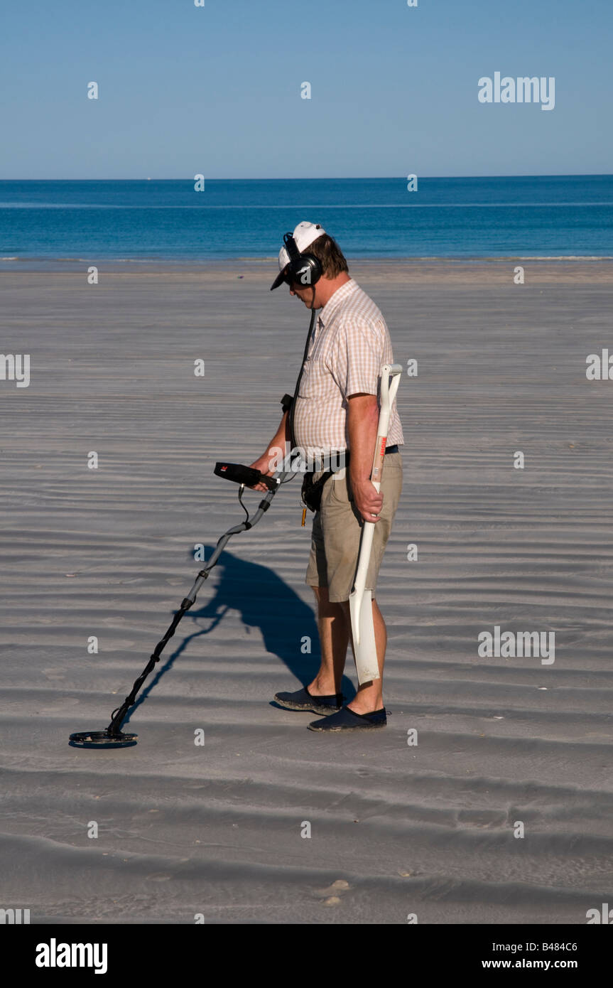 Mann mit Metalldetektor und Spaten, die auf der Suche nach verlorenen Gegenstände auf Kabel Beache in der Nähe von Broome Western Australia Stockfoto