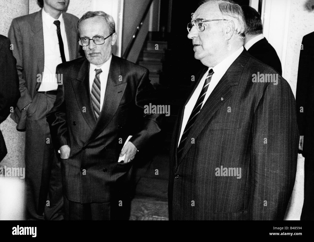 Kohl, Helmut, * 3.4.1930, deutscher Politiker (CDU), Bundeskanzler von Deutschland 1982 - 1998, halbe Länge, mit dem Hauptgeschäftsführer der DDR Lothar de Maiziere, 1990, Stockfoto
