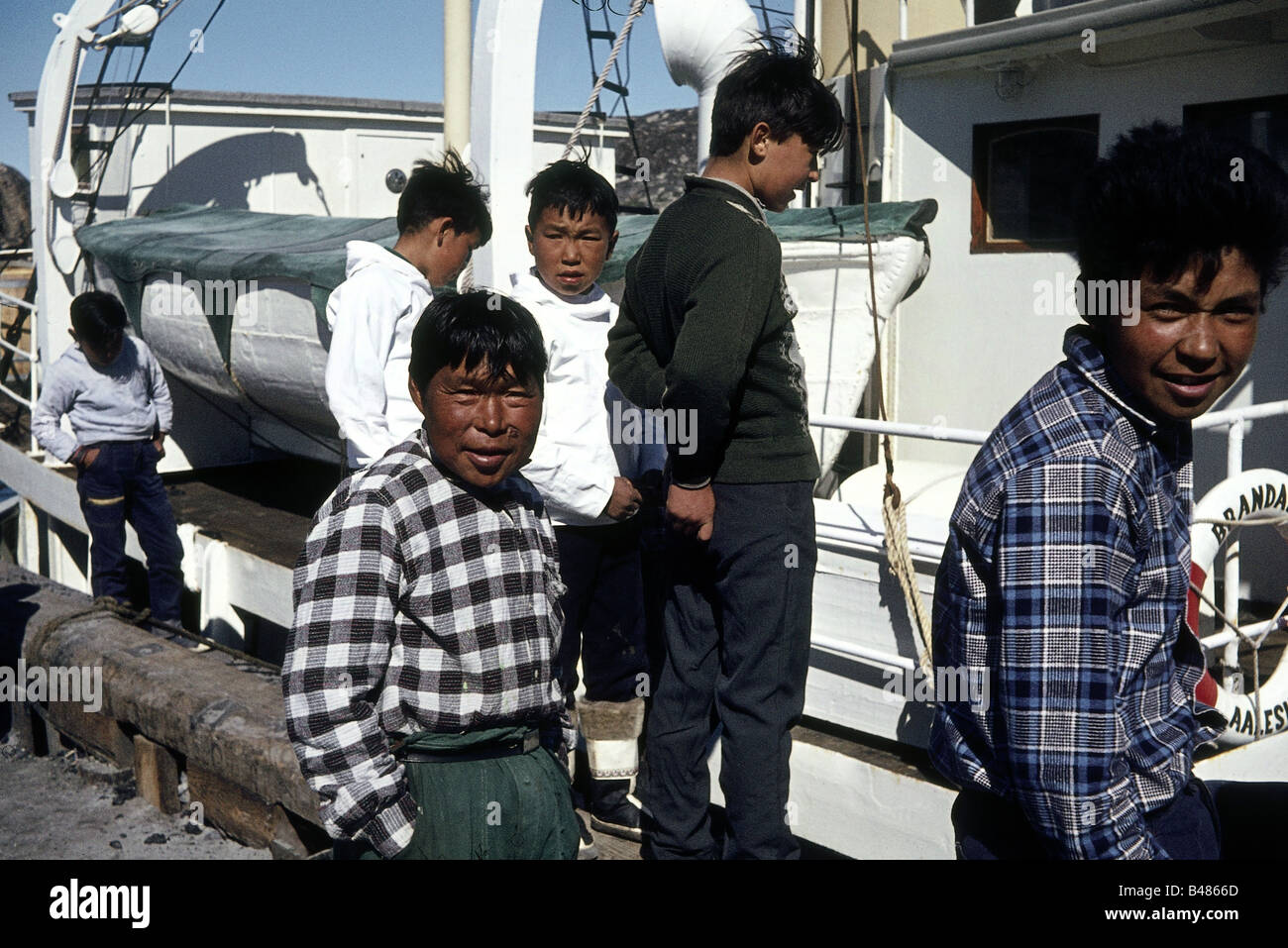 Geografie/Reise, Dänemark, Grönland, Menschen, Gruppe der Inuit, neben dem Schiff stehend, 1962, Stockfoto