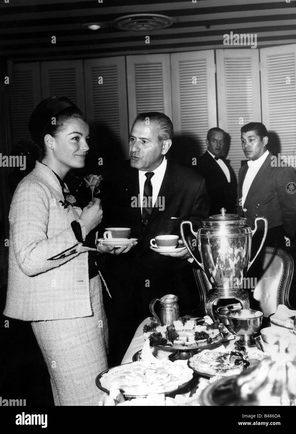 Schneider, Romy, 23.9.1938 - 29.5.1982, deutsche Schauspielerin, halbe Länge, mit Columbia Pictures Pressechef Ely Levy, Party für ausländische Journalisten, Hollywood, 1963, Stockfoto
