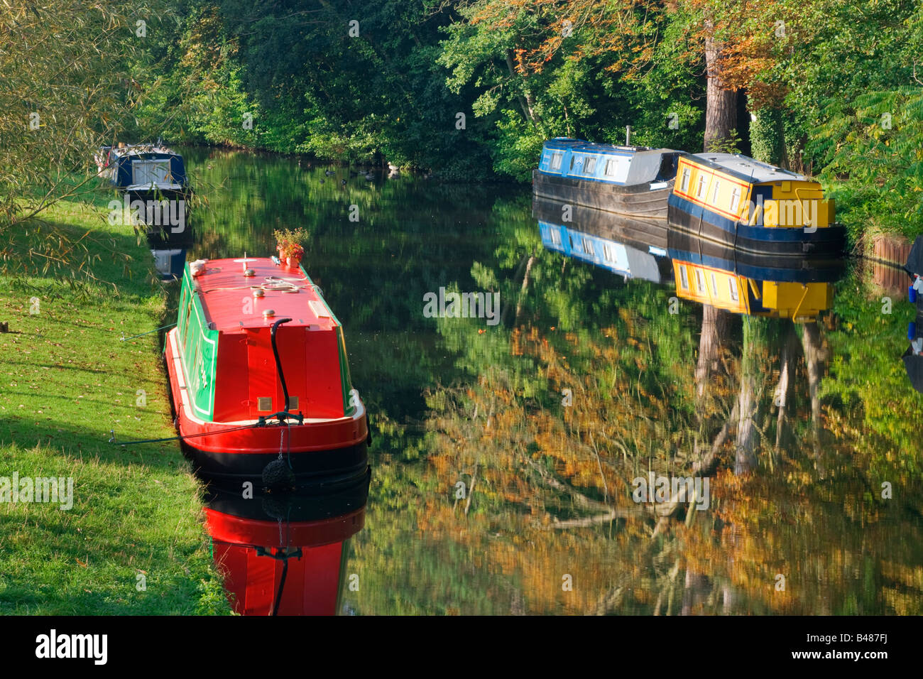 Langbooten am Fluss Wey Navigation zu senden, Surrey, UK. Stockfoto