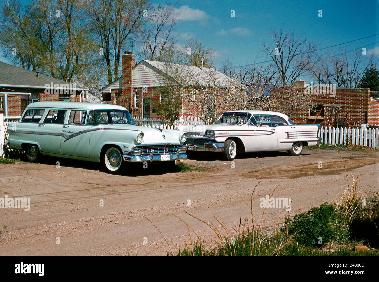 Ford Country Sedan Kombi (links) und Oldsmobile achtzig acht Super Urlaub, Colorado, USA, 1961 Stockfoto