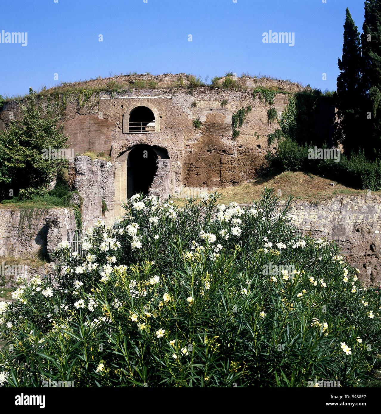 Augustus (Imperator Caesar Augustus), 23.9.63 v. Chr. - 19.8.14 n. Chr., römischer Kaiser 13.1.27 v. Chr. - 19.8.14 n. Chr., sein Mausoleum in Rom, Außenansicht, Ruine, Stockfoto